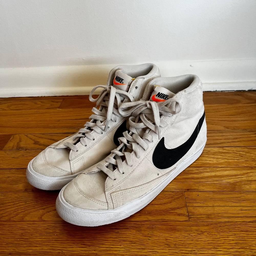 NIKE SPORTS SHOES - MENS SIZE 11